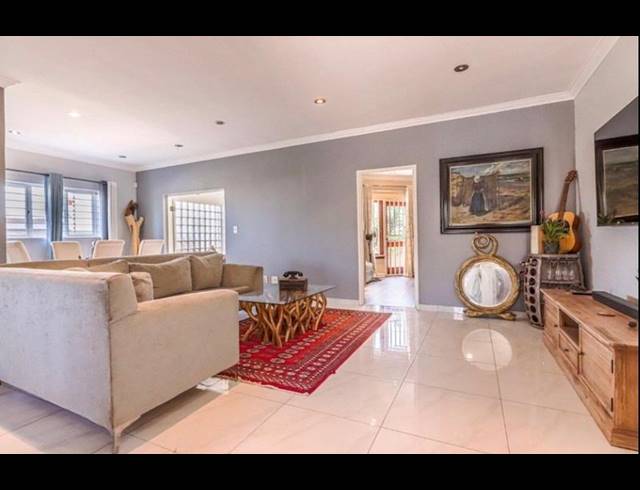 3 BEDROOM PROPERTY TO RENT IN PINESLOPES